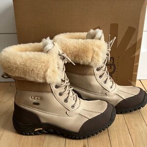 NIB UGG Adirondack II 1909 Women's Cream and Brown Winter Boots 9.5.